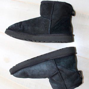 UGG Classic Short Boots Black Mini Ankle Size 9 Suede